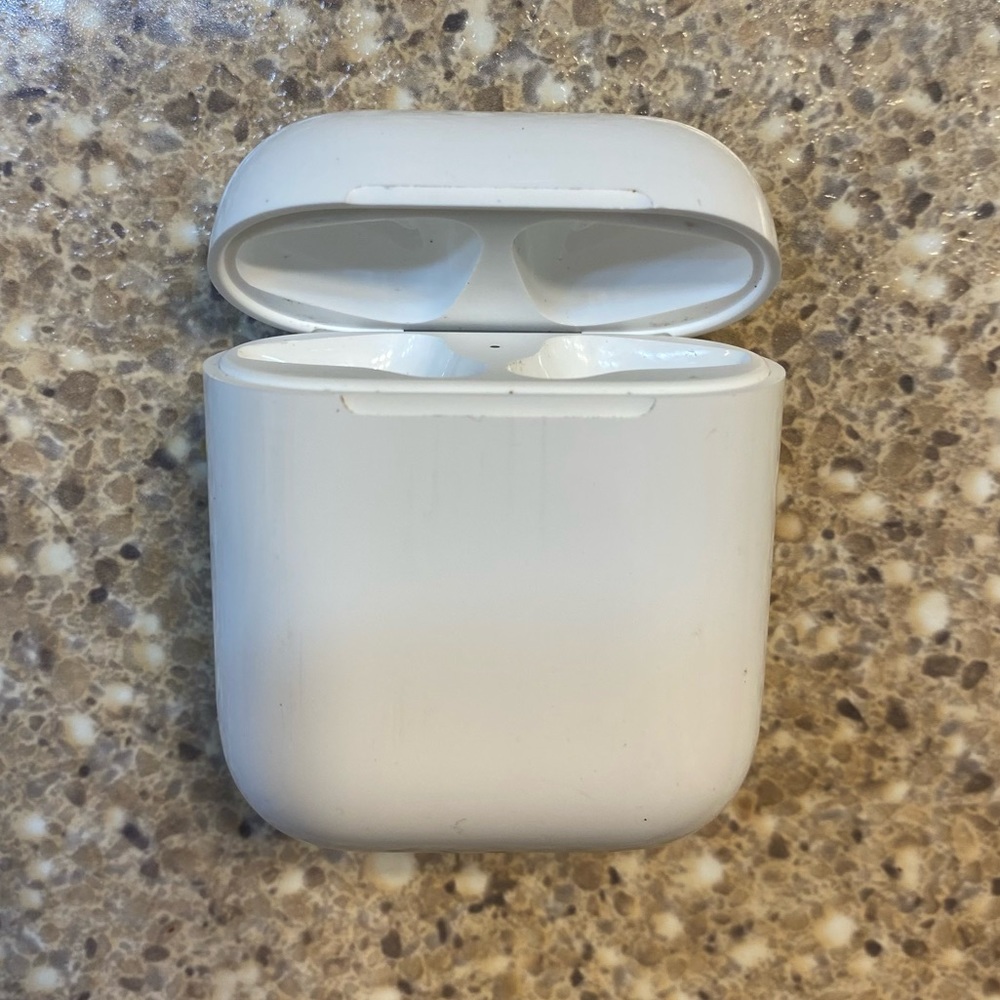 *SOLD ON MERCARI* Apple AirPods Charging Case